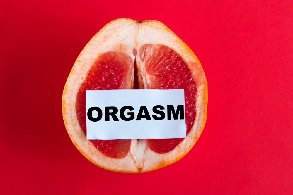 Половинка грейпфрута с надписью ORGASM